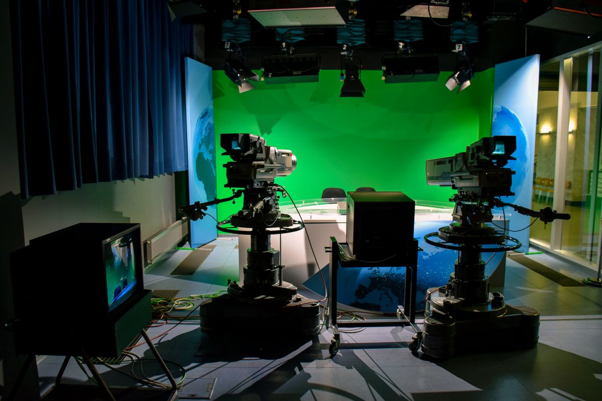How Live Dealer Games Are Filmed: A VOSLOT Studio Tour for Filipino Players (2026)