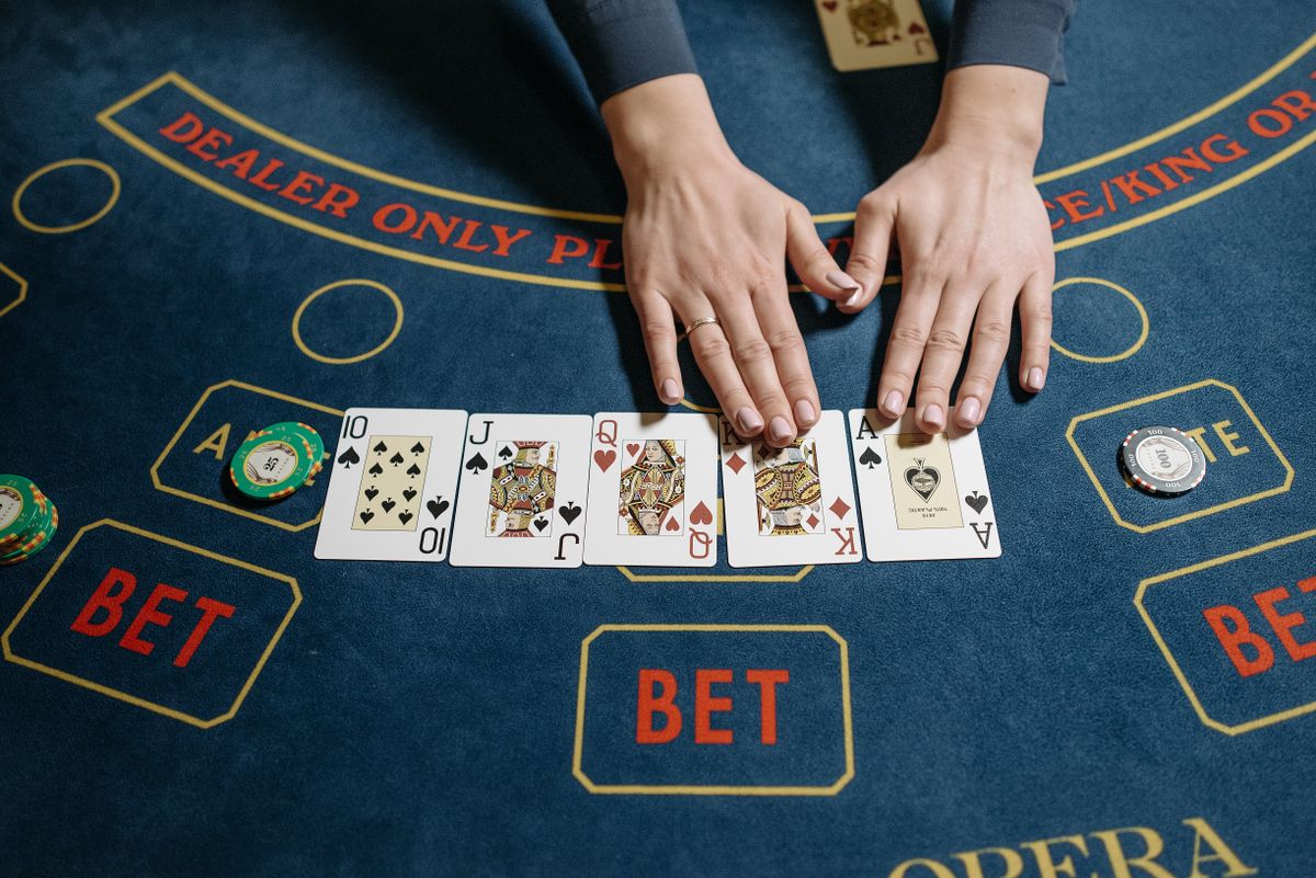 Live Dealer Etiquette and Tipping in the Philippines (2026): The VOSLOT Guide to Chatting With Your Dealer